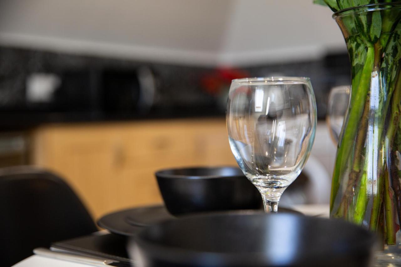 Velvet 2-Bedroom Apartment, Clockhouse, Hoddesdon Luaran gambar