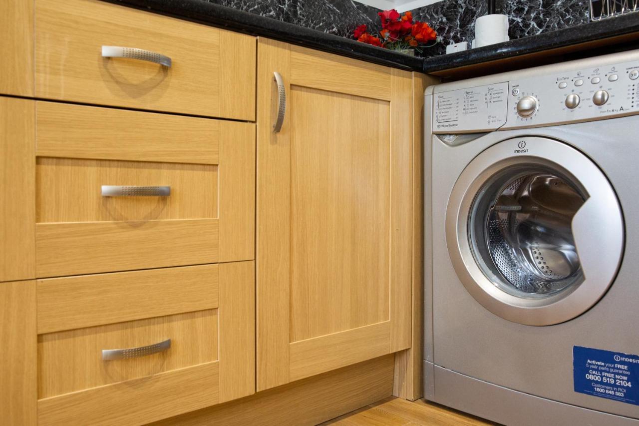 Velvet 2-Bedroom Apartment, Clockhouse, Hoddesdon Luaran gambar